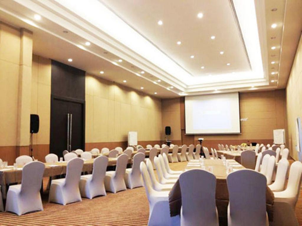 Golden City Rayong Hotel Экстерьер фото